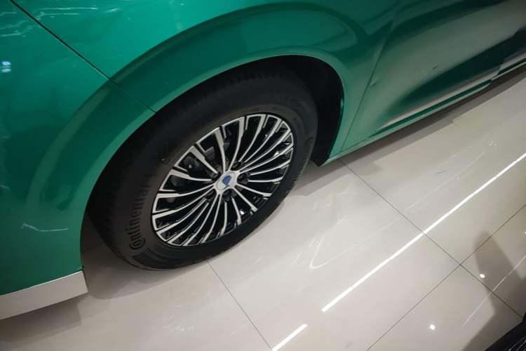 Used Denza D9 2024 DM-i 980 Four-Wheel Drive Prestige Model Left Front Wheel Hub
