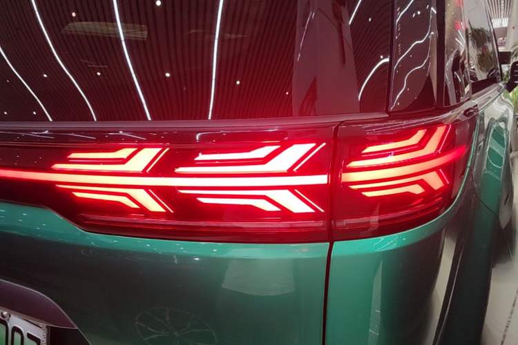 Used Denza D9 2024 DM-i 980 Four-Wheel Drive Prestige Model Right Rear Taillight