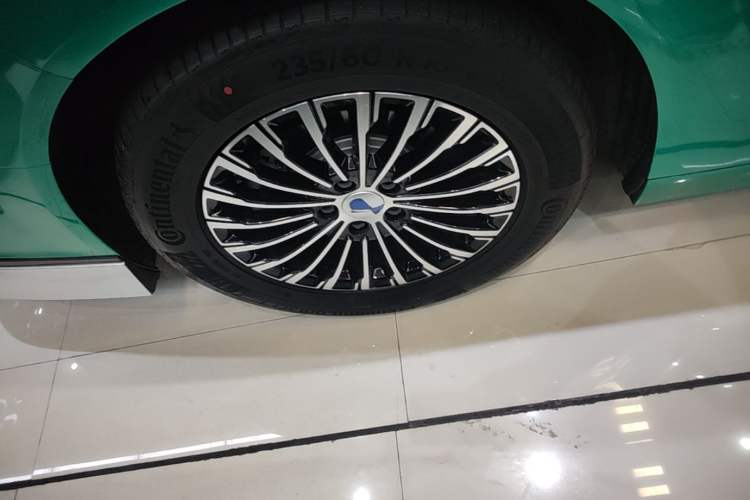 Used Denza D9 2024 DM-i 980 Four-Wheel Drive Prestige Model Right Rear Wheel Hub