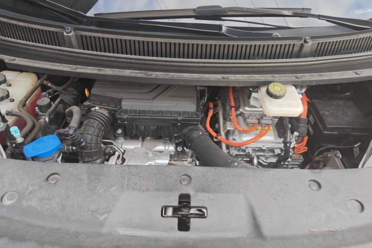 Used Denza D9 2024 DM-i 980 Four-Wheel Drive Flagship Model Engine Bay