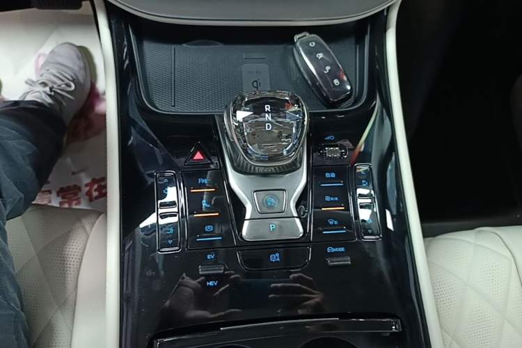 Used Denza D9 2024 DM-i 980 Four-Wheel Drive Prestige Model Gear Lever