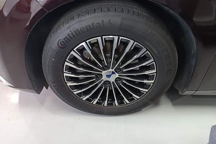 Used Denza D9 2024 DM-i 980 Four-Wheel Drive Prestige Model Left Front Wheel Hub