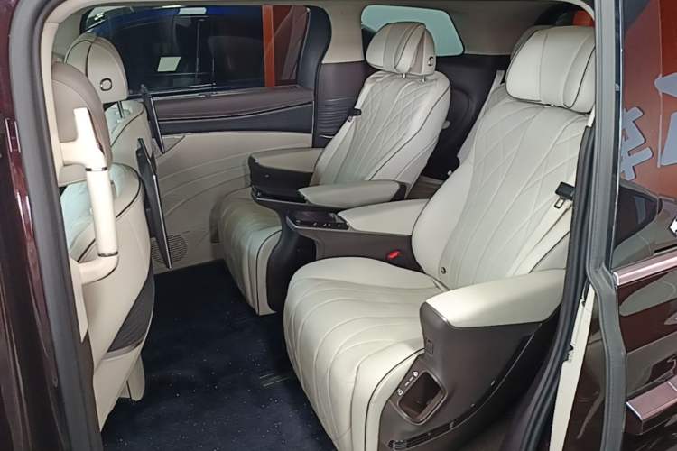 Used Denza D9 2024 DM-i 980 Four-Wheel Drive Prestige Model Left Rear Seat