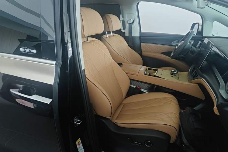 Used Denza D9 2024 DM-i 980 Four-Wheel Drive Prestige Model Right Front Seat