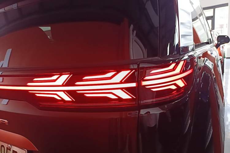 Used Denza D9 2024 DM-i 980 Four-Wheel Drive Prestige Model Right Rear Taillight