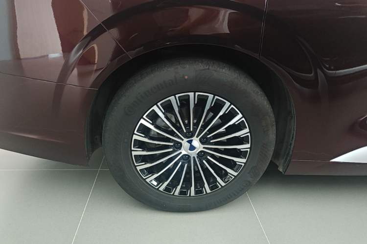Used Denza D9 2024 DM-i 980 Four-Wheel Drive Prestige Model Right Rear Wheel Hub