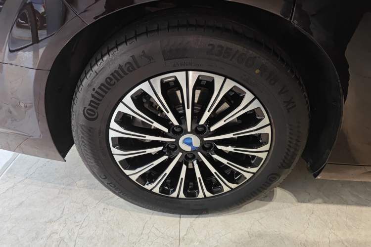 Used Denza D9 2024 PIONEER Four-Seat Pioneer Edition Right Rear Wheel Hub
