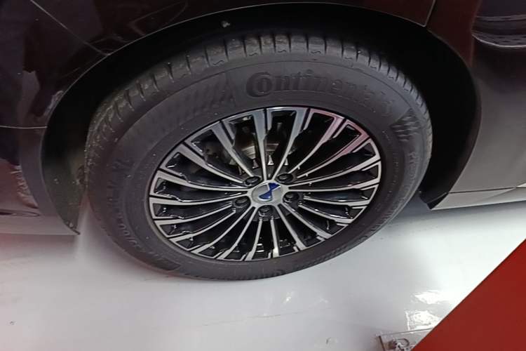 Used Denza D9 2024 DM-i 980 Four-Wheel Drive Prestige Model Right Rear Wheel Hub