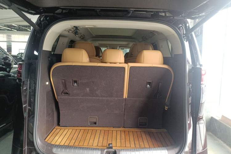Used Denza D9 2024 EV 600 Four-Wheel Drive Prestige Model Trunk