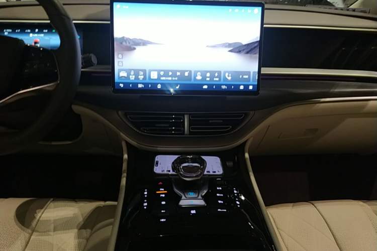 Used Denza D9 2024 DM-i 980 Four-Wheel Drive Flagship Model Audio And AC Panel