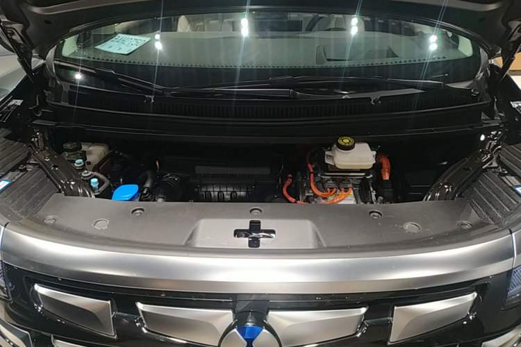 Used Denza D9 2024 DM-i 980 Four-Wheel Drive Flagship Model Engine Bay
