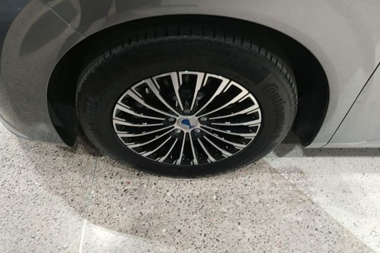Used Denza D9 2024 DM-i 980 Four-Wheel Drive Flagship Model Left Front Wheel Hub