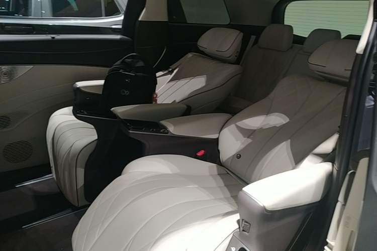 Used Denza D9 2024 DM-i 980 Four-Wheel Drive Flagship Model Left Rear Seat