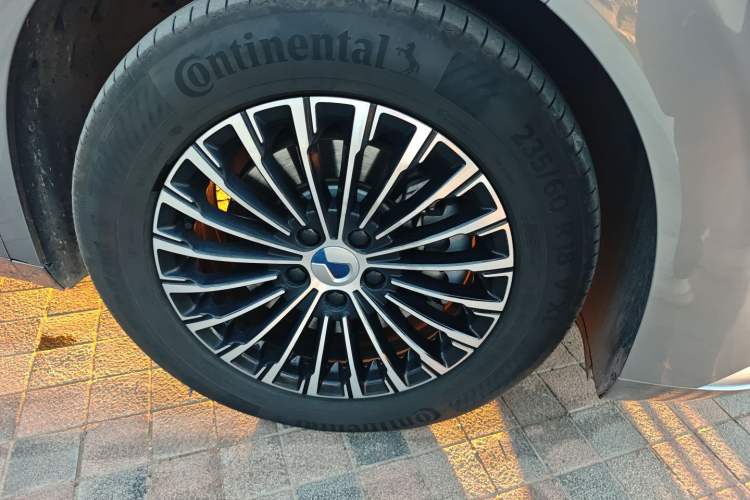 Used Denza D9 2024 DM-i 980 Four-Wheel Drive Prestige Model Right Front Wheel Hub