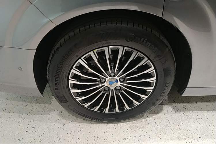 Used Denza D9 2024 DM-i 980 Four-Wheel Drive Flagship Model Right Rear Wheel Hub