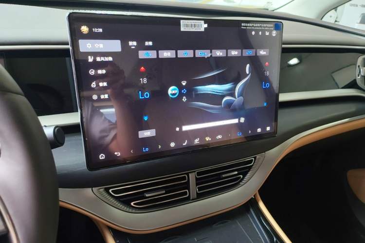 Used Denza D9 2024 DM-i 980 Four-Wheel Drive Flagship Model Audio And AC Panel