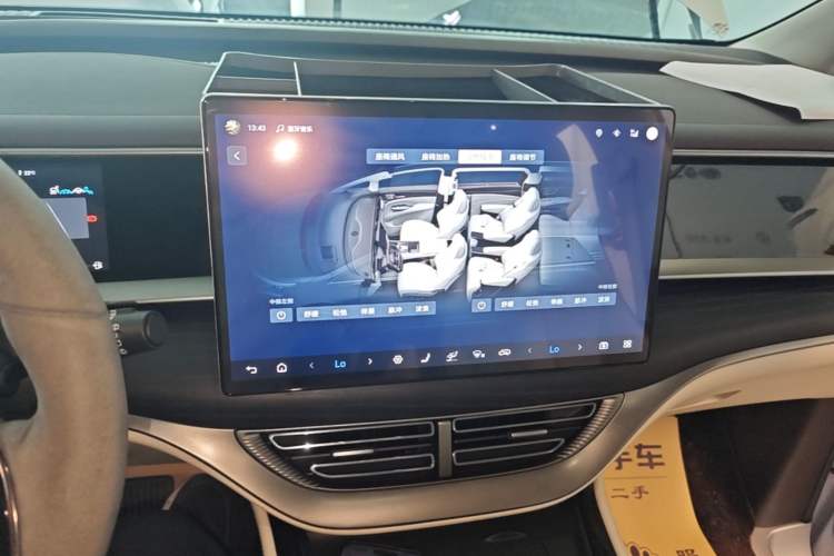 Used Denza D9 2024 DM-i 980 Four-Wheel Drive Prestige Model Audio And AC Panel