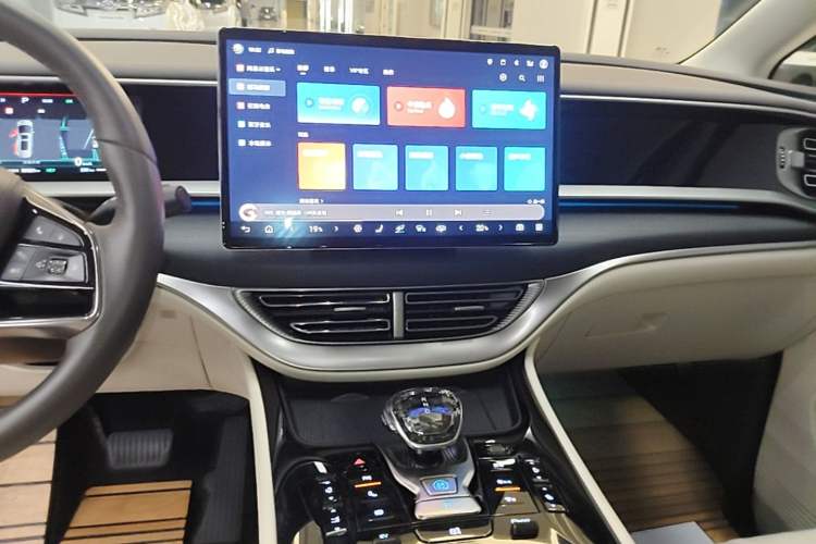 Used Denza D9 2024 DM-i 980 Four-Wheel Drive Prestige Model Audio And AC Panel