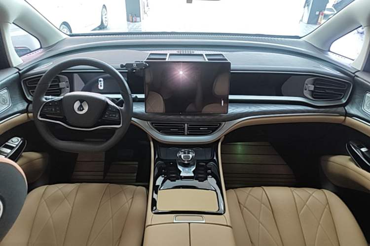 Used Denza D9 2024 DM-i 980 Four-Wheel Drive Prestige Model Center Console