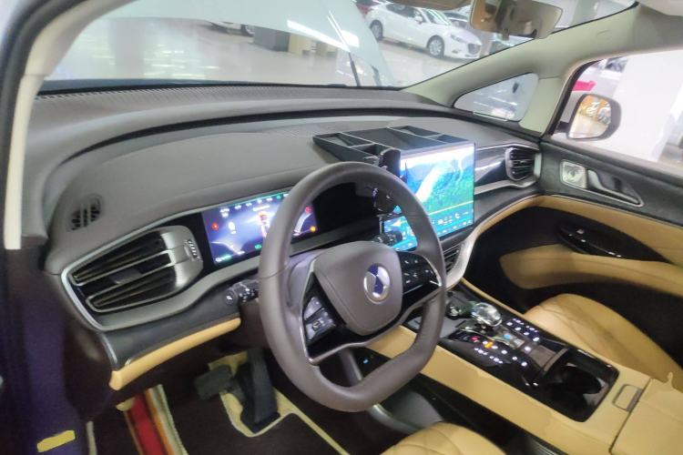 Used Denza D9 2024 DM-i 970 Luxury Model Center Console