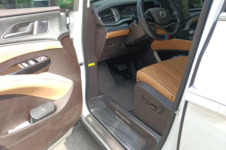 Used Denza D9 2024 DM-i 1050 Luxury Model Driver Seat