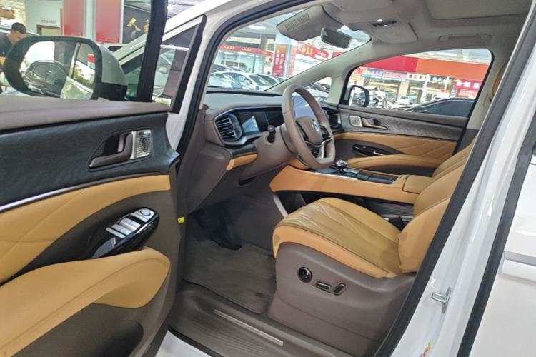 Used Denza D9 2024 DM-i 1050 Luxury Model Driver Seat