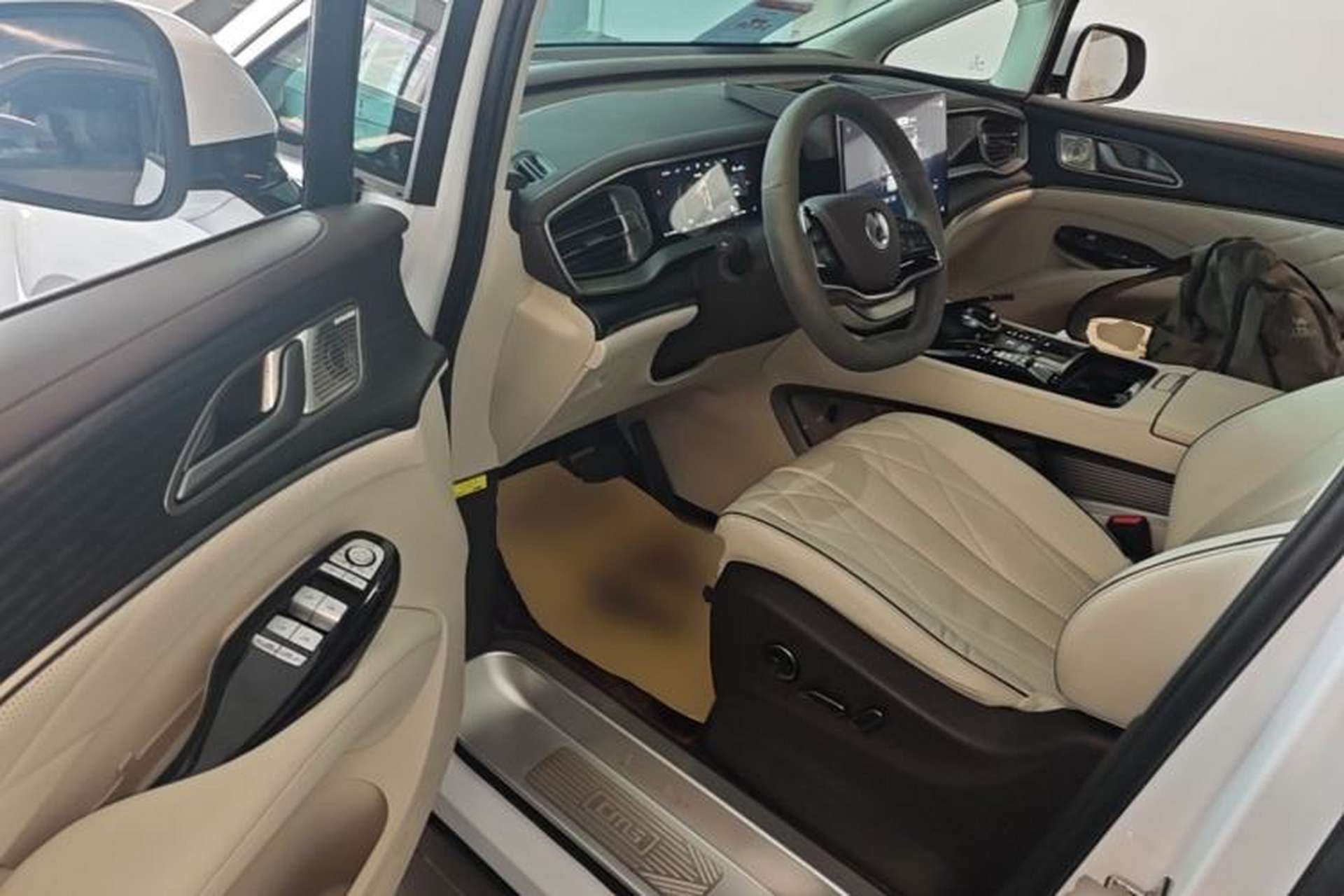 Used Denza D9 2024 DM-i 980 Four-Wheel Drive Prestige Model Driver Seat