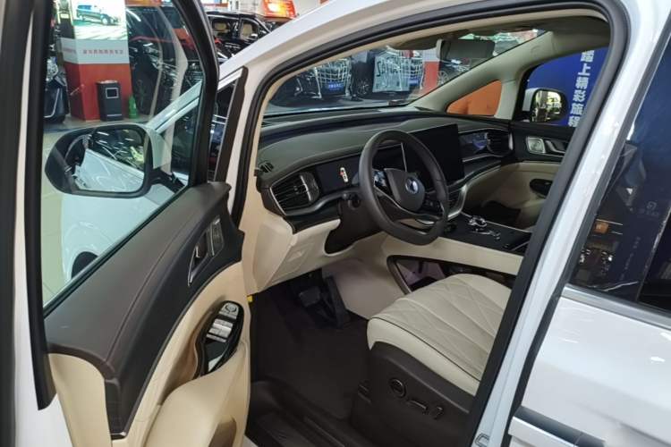 Used Denza D9 2024 DM-i 980 Four-Wheel Drive Prestige Model Driver Seat