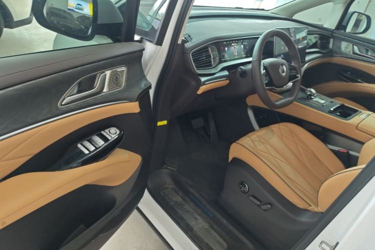 Used Denza D9 2024 DM-i 970 Luxury Model Driver Seat