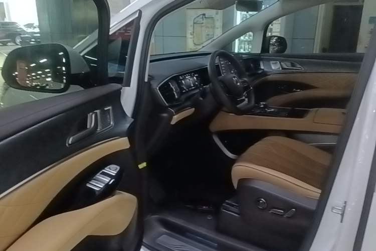 Used Denza D9 2024 DM-i 980 Four-Wheel Drive Prestige Model Driver Seat