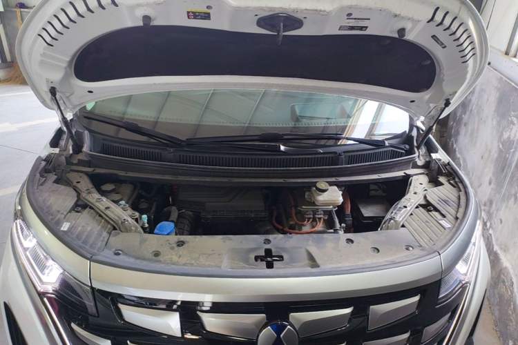 Used Denza D9 2024 DM-i 980 Four-Wheel Drive Flagship Model Engine Bay