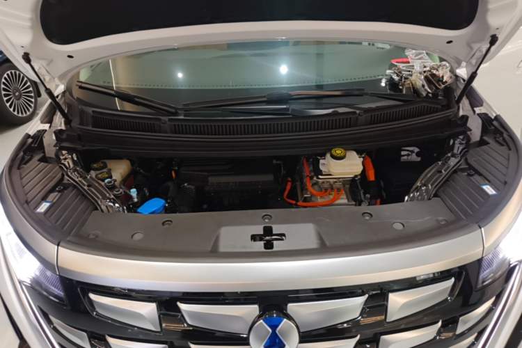 Used Denza D9 2024 DM-i 1050 Luxury Model Engine Bay