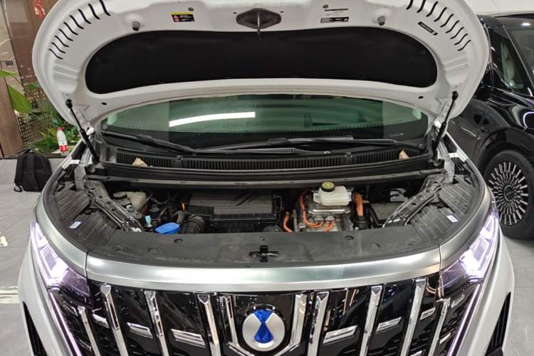 Used Denza D9 2024 DM-i 980 Four-Wheel Drive Prestige Model Engine Bay