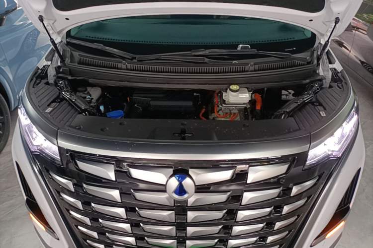 Used Denza D9 2024 DM-i 980 Four-Wheel Drive Prestige Model Engine Bay