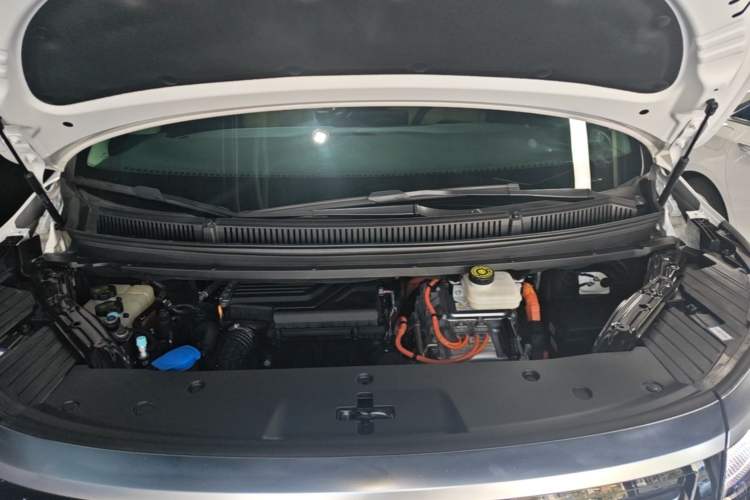 Used Denza D9 2024 DM-i 1050 Luxury Model Engine Bay