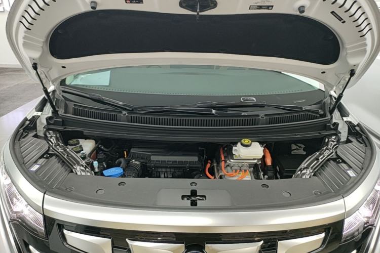 Used Denza D9 2024 DM-i 1050 Luxury Model Engine Bay