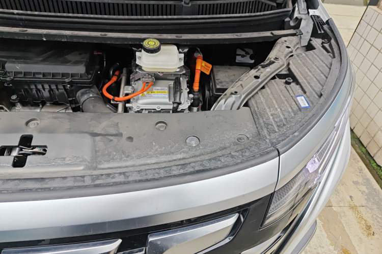 Used Denza D9 2024 DM-i 970 Luxury Model Engine Bay Left