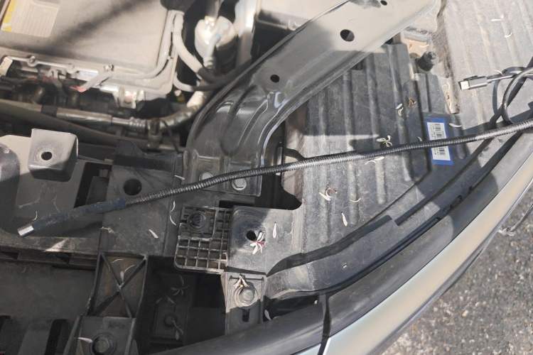 Used Denza D9 2024 EV 600 Four-Wheel-Drive Flagship Model Engine Bay Left