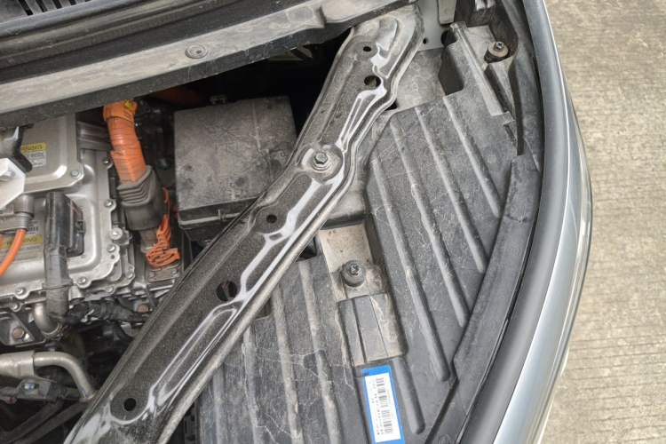 Used Denza D9 2024 DM-i 980 Four-Wheel Drive Prestige Model Engine Bay Left