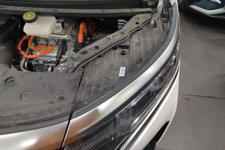 Used Denza D9 2024 DM-i 980 Four-Wheel Drive Flagship Model Engine Bay Left