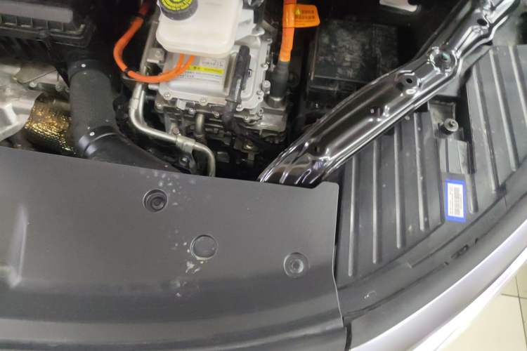 Used Denza D9 2024 DM-i 970 Luxury Model Engine Bay Left