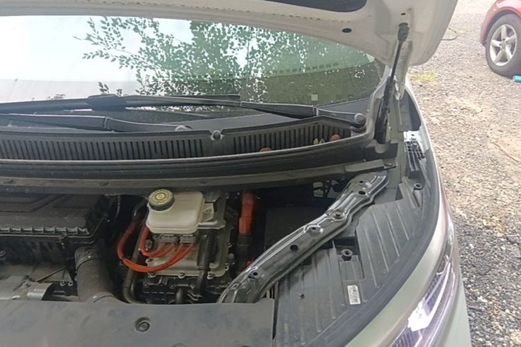 Used Denza D9 2024 DM-i 1050 Luxury Model Engine Bay Left