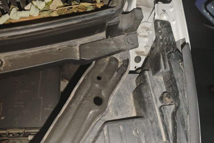 Used Denza D9 2024 DM-i 1050 Luxury Model Engine Bay Left