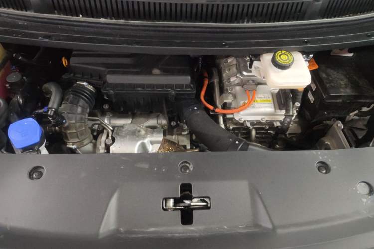 Used Denza D9 2024 DM-i 970 Luxury Model Engine Bay
