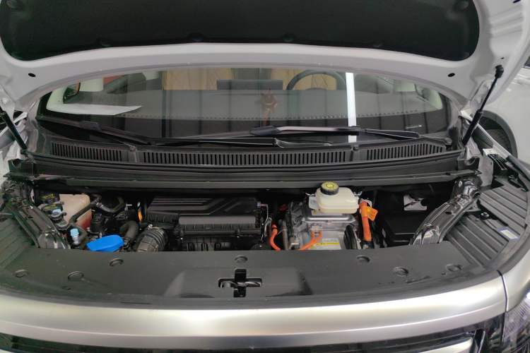 Used Denza D9 2024 DM-i 970 Luxury Model Engine Bay