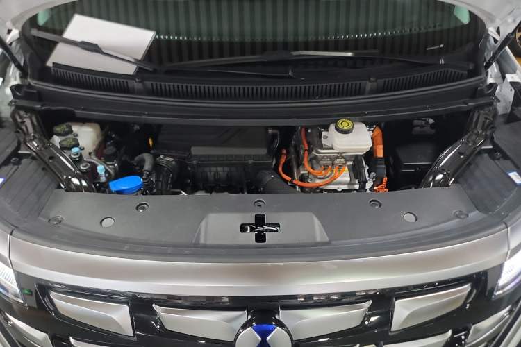 Used Denza D9 2024 DM-i 980 Four-Wheel Drive Prestige Model Engine Bay