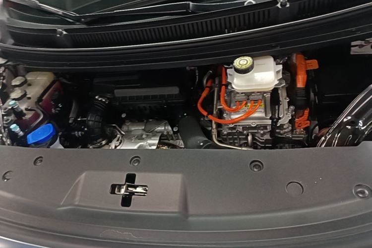 Used Denza D9 2024 DM-i 980 Four-Wheel Drive Flagship Model Engine Bay