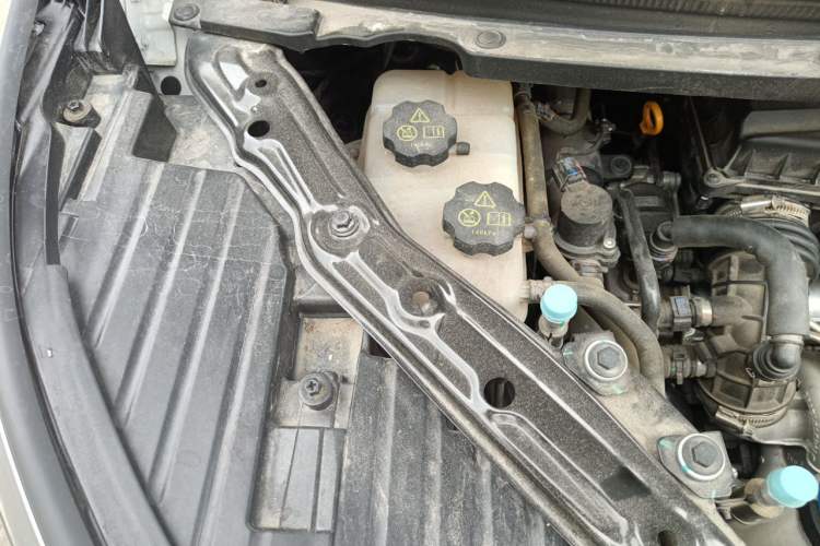 Used Denza D9 2024 DM-i 980 Four-Wheel Drive Prestige Model Engine Bay Right