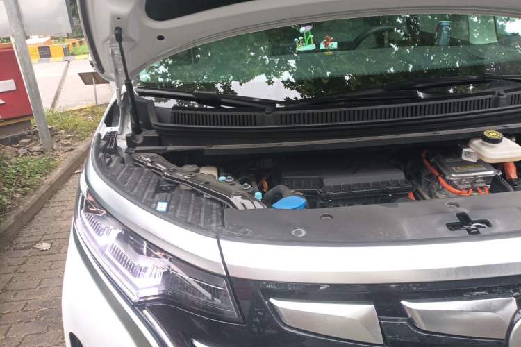 Used Denza D9 2024 DM-i 980 Four-Wheel Drive Flagship Model Engine Bay Right