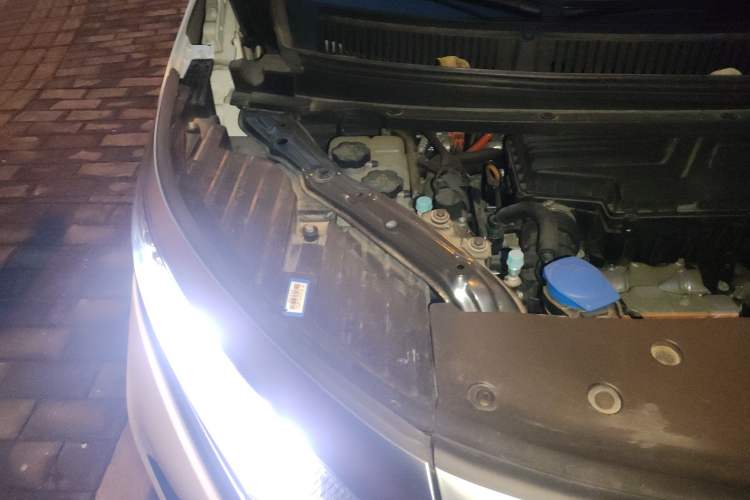 Used Denza D9 2024 DM-i 980 Four-Wheel Drive Flagship Model Engine Bay Right